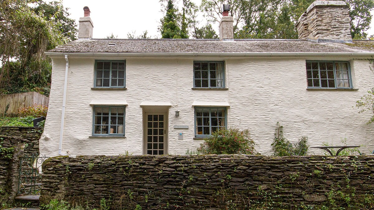 Cuckoo Tor, a 2 bedroom pet friendly cottage surrounded by national trust countryside