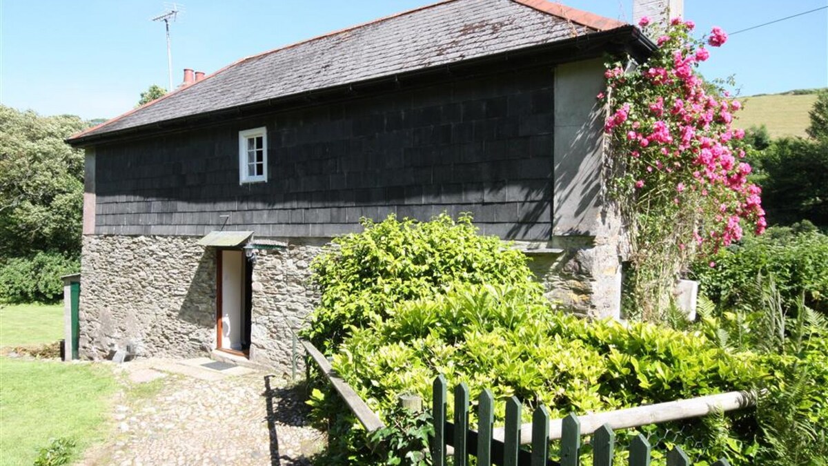 Mill house, a traditional detatched house set in the unspoilt creekside hamlet of the fowey river