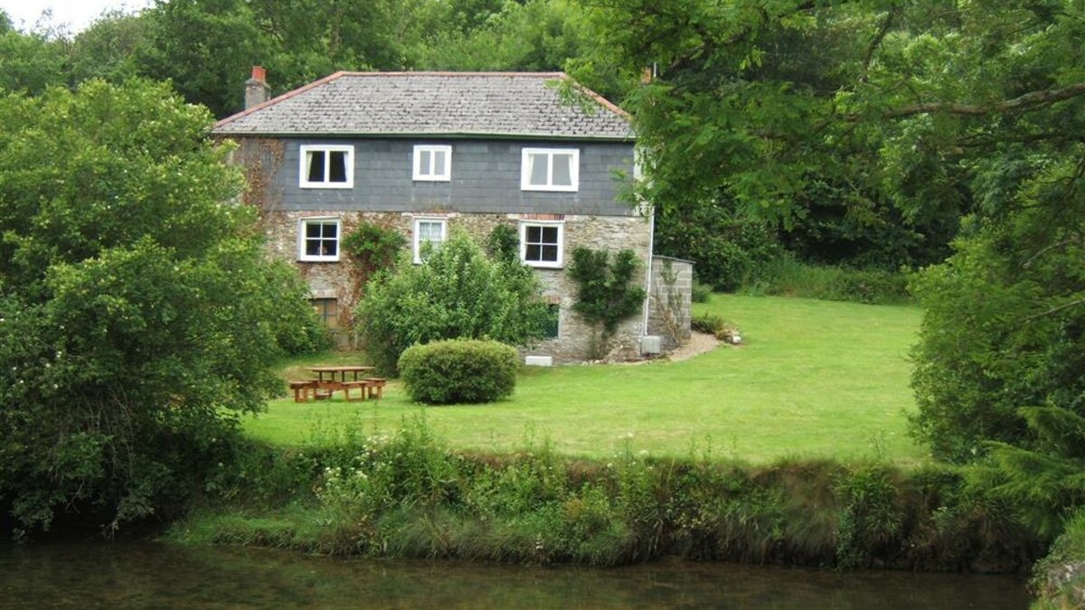Mill house, a traditional detatched house set in the unspoilt creekside hamlet of the fowey river