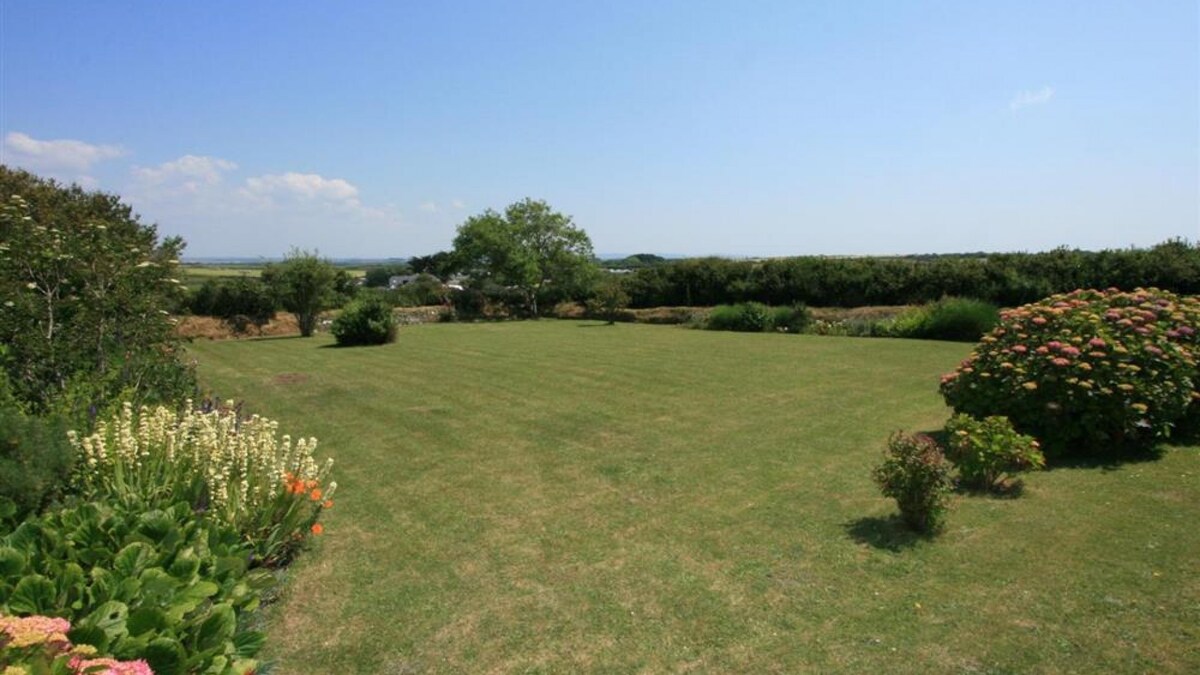 Gramerci, a spacious old style bungalow on the doorstep of the sea and wide country views