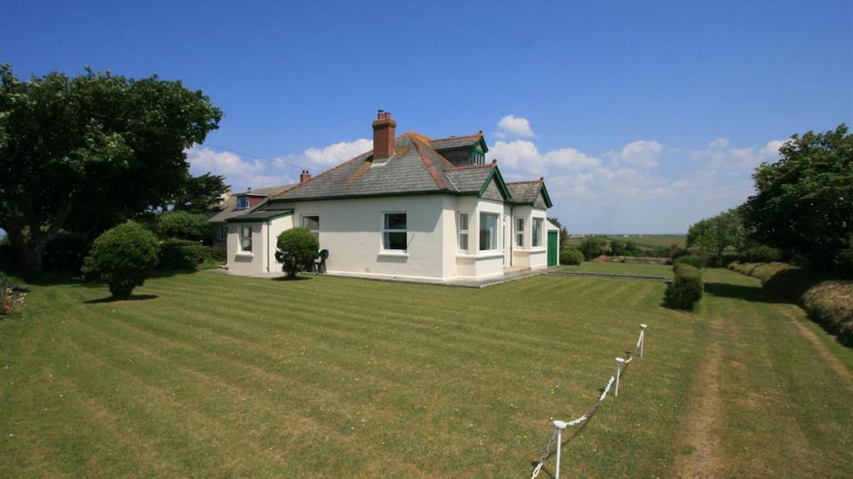 Gramerci, a spacious old style bungalow on the doorstep of the sea and wide country views