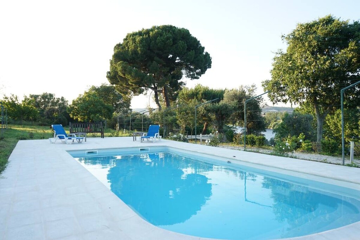 欣赏带新泳池的Tejo景观的Quinta