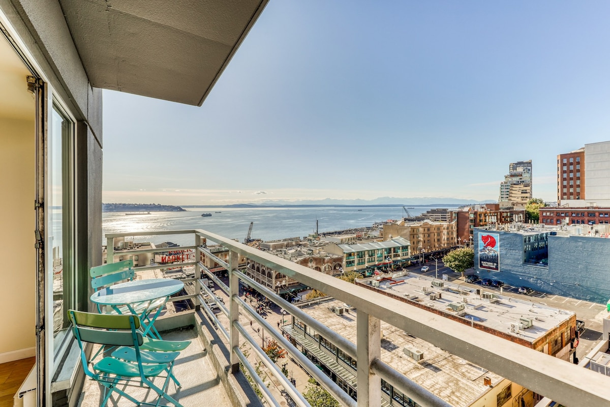 Dog-friendly, bay view suite w/ walk score of 100