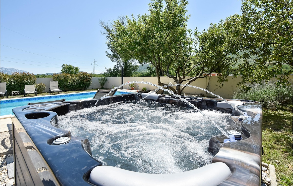 Awesome home with 4 Bedrooms, Jacuzzi and WiFi