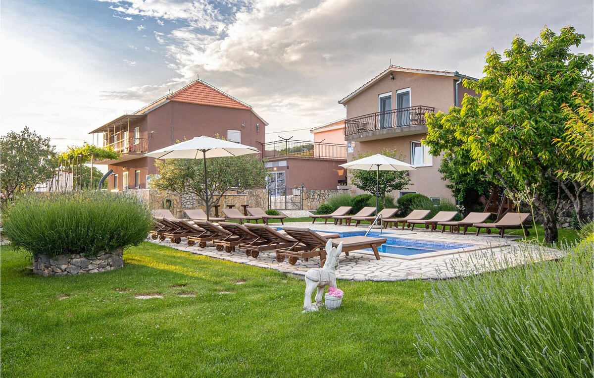 Nice home in Sestanovac with kitchen