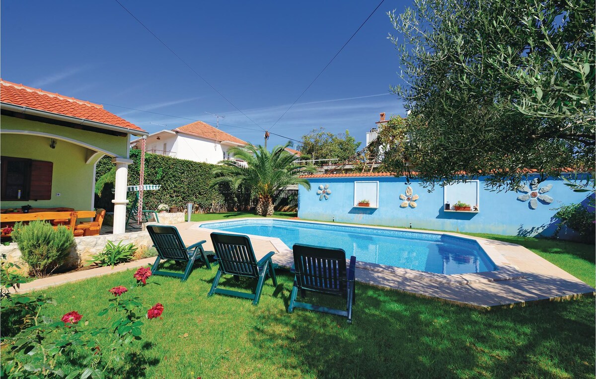 位于扎达尔（ Zadar ）的漂亮公寓，配有室外游泳粪便。