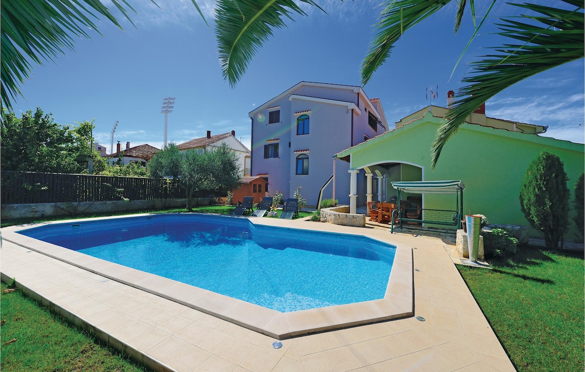 位于扎达尔（ Zadar ）的漂亮公寓，配有室外游泳粪便。