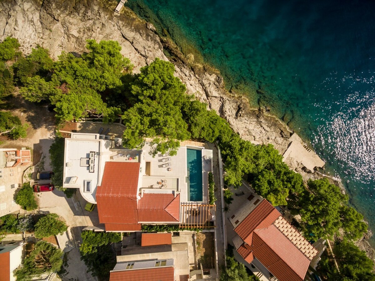 Luxury Beachfront Villa White Bellezza with pool