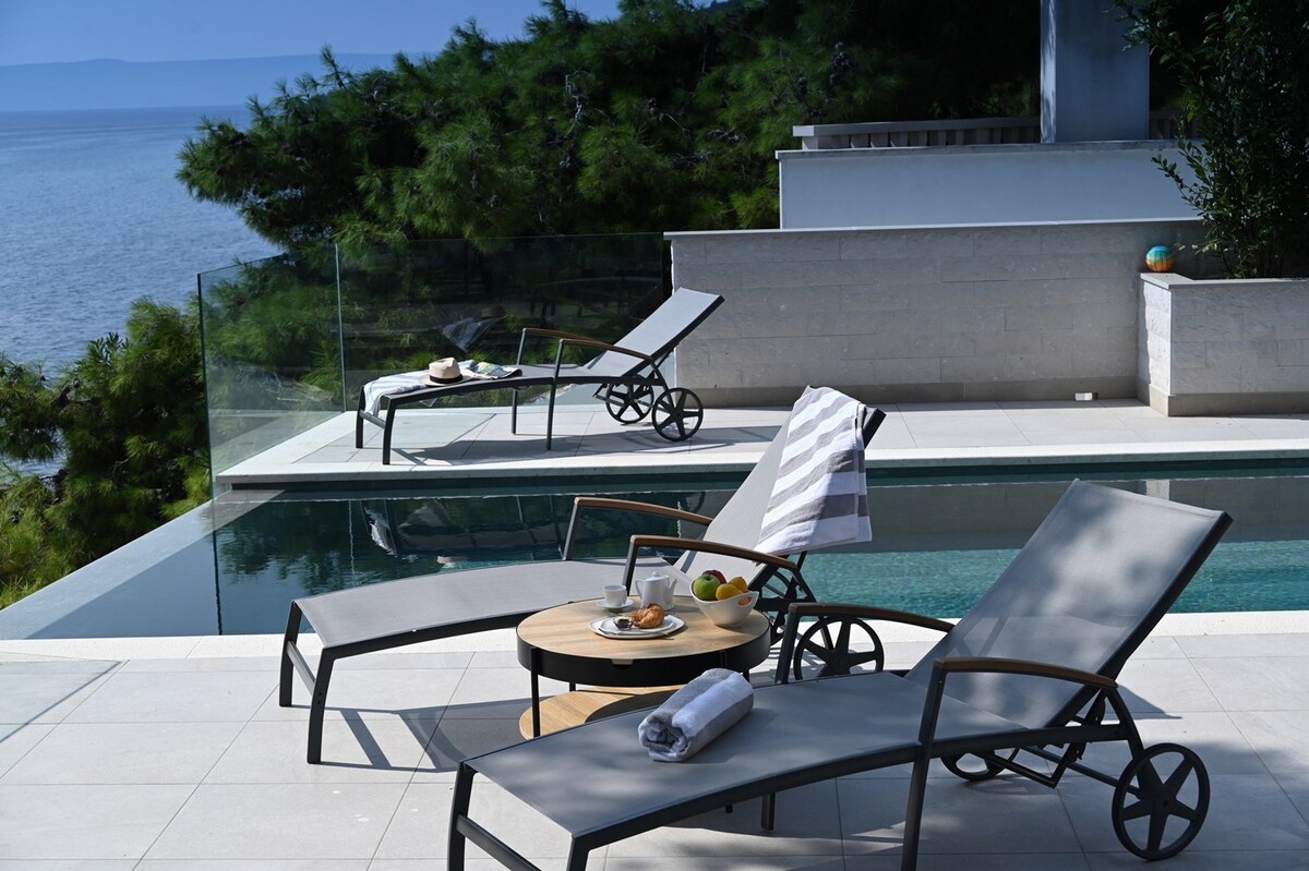Luxury Beachfront Villa White Bellezza with pool