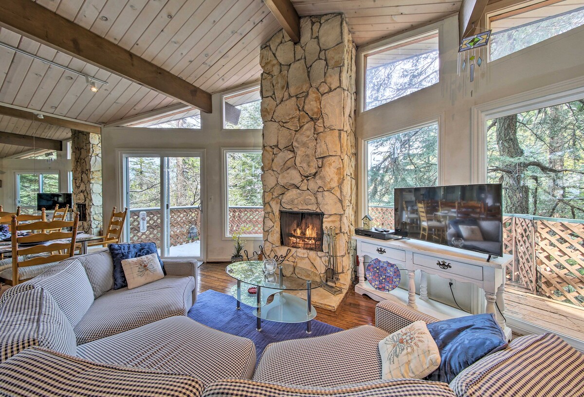 箭头湖小屋（ Lake Arrowhead Cabin ） ，带露台和风景优美的森林景观