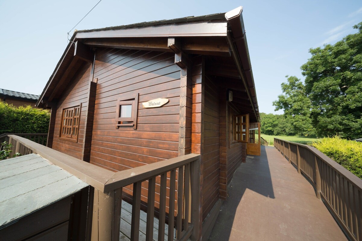 Walnut Log Cabin with Hot Tub