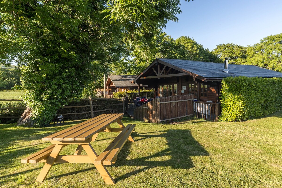 Walnut Log Cabin with Hot Tub