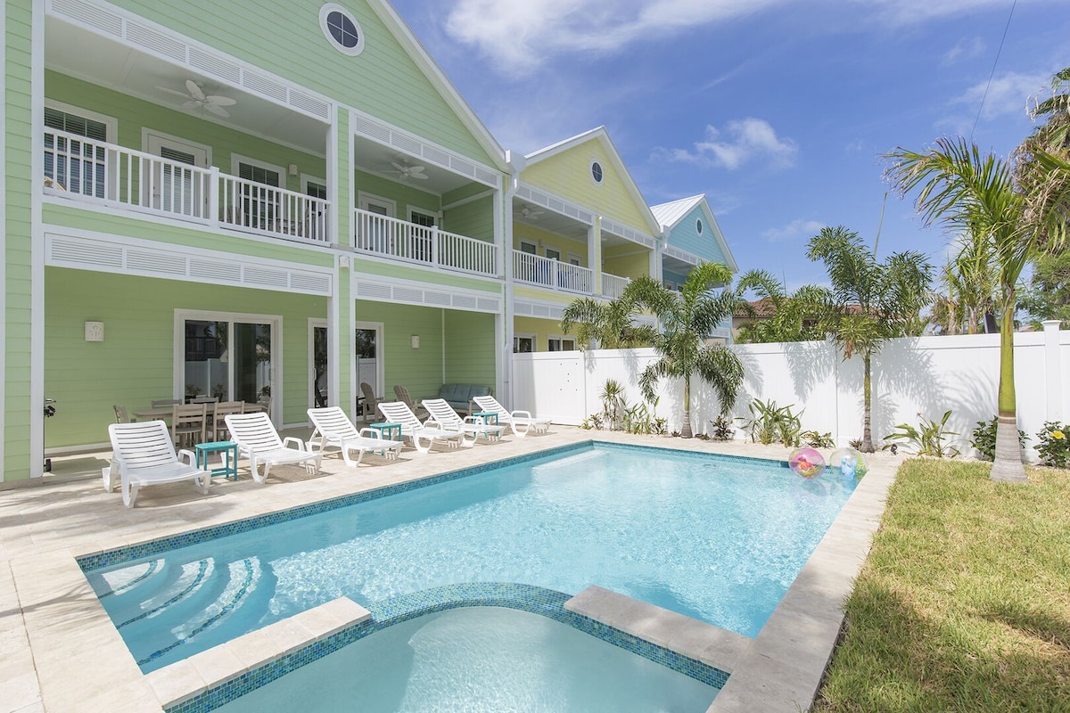 Private House w/ pool and hot tub! Walk to beach!
