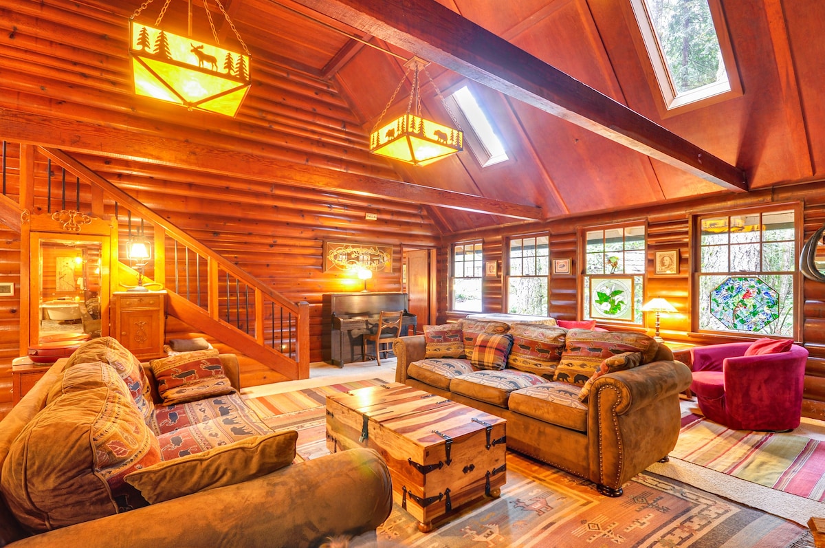 Forested 'Minikahda Lodge' w/ Hot Tub Near Mt Hood