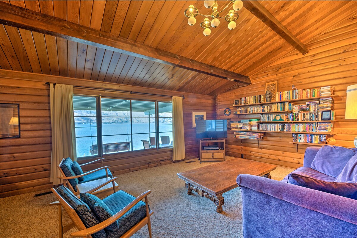 Waterfront Manson Cabin on Lake Chelan w/ Deck!