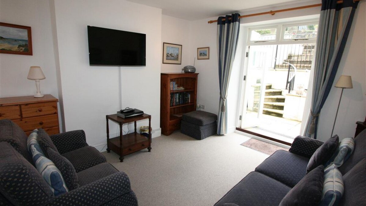 Wharfinger, spacious accommodation with views of Bude canal and glimpses of the sea and beaches