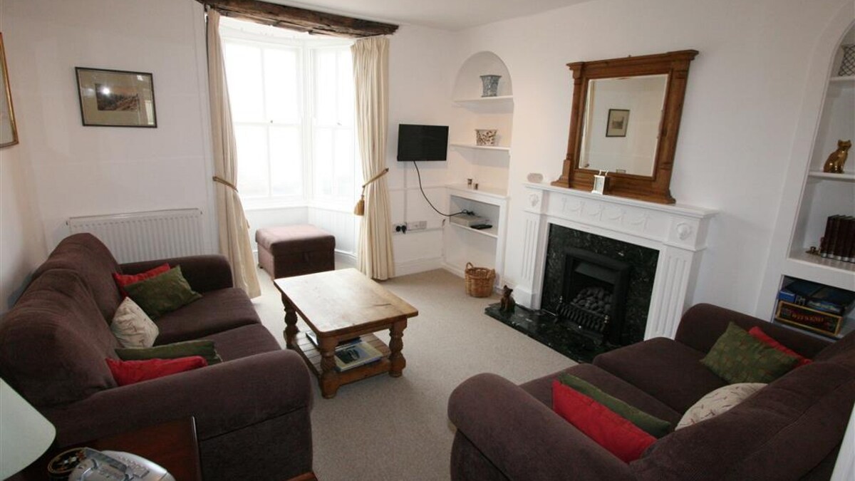 Wharfinger, spacious accommodation with views of Bude canal and glimpses of the sea and beaches