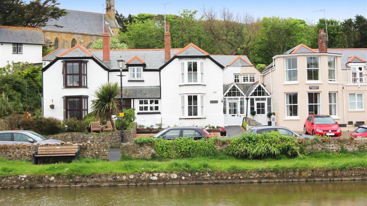 Wharfinger, spacious accommodation with views of Bude canal and glimpses of the sea and beaches