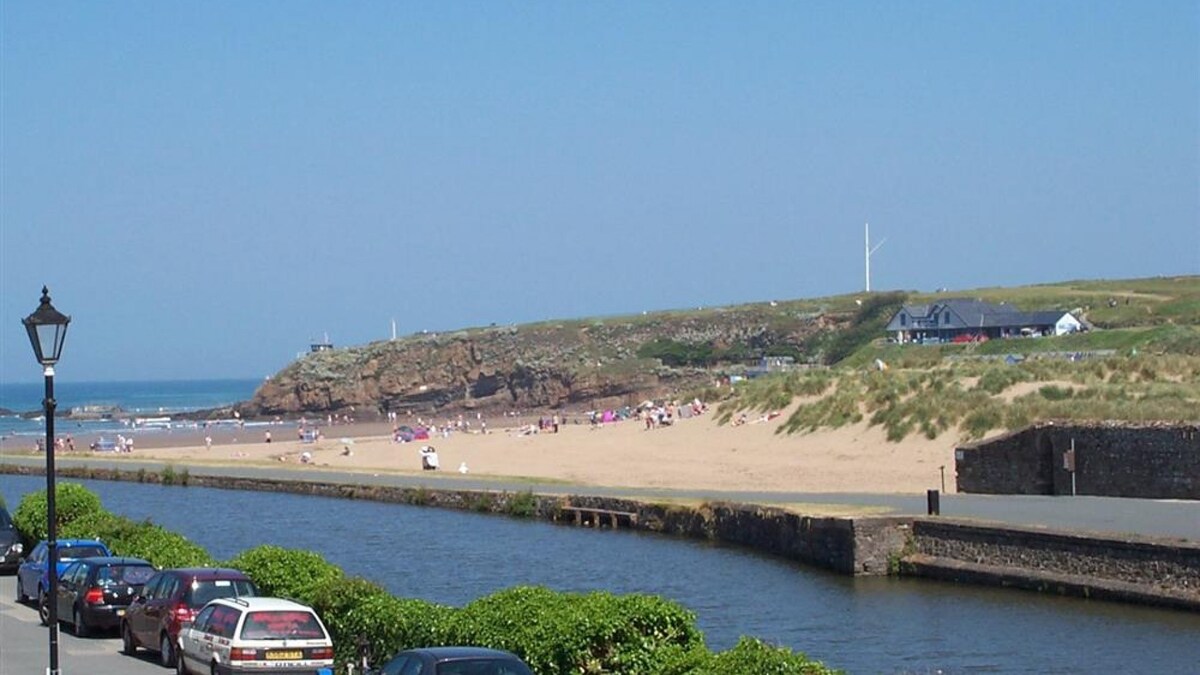 Wharfinger, spacious accommodation with views of Bude canal and glimpses of the sea and beaches