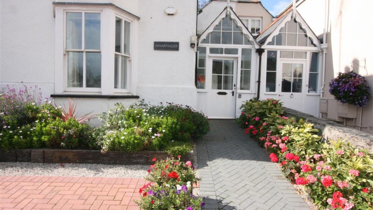 Wharfinger, spacious accommodation with views of Bude canal and glimpses of the sea and beaches