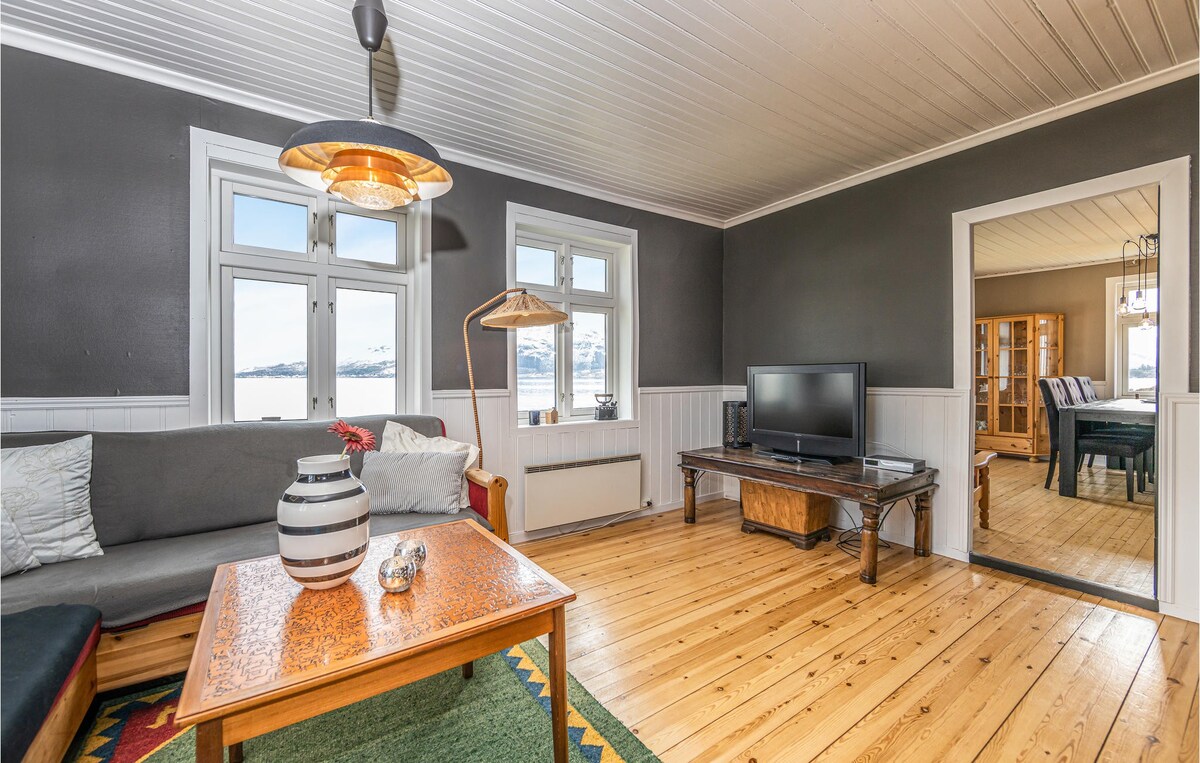 Nice home in Kvamsøy with 3 Bedrooms