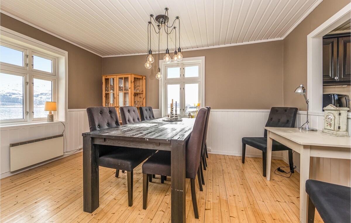 Nice home in Kvamsøy with 3 Bedrooms