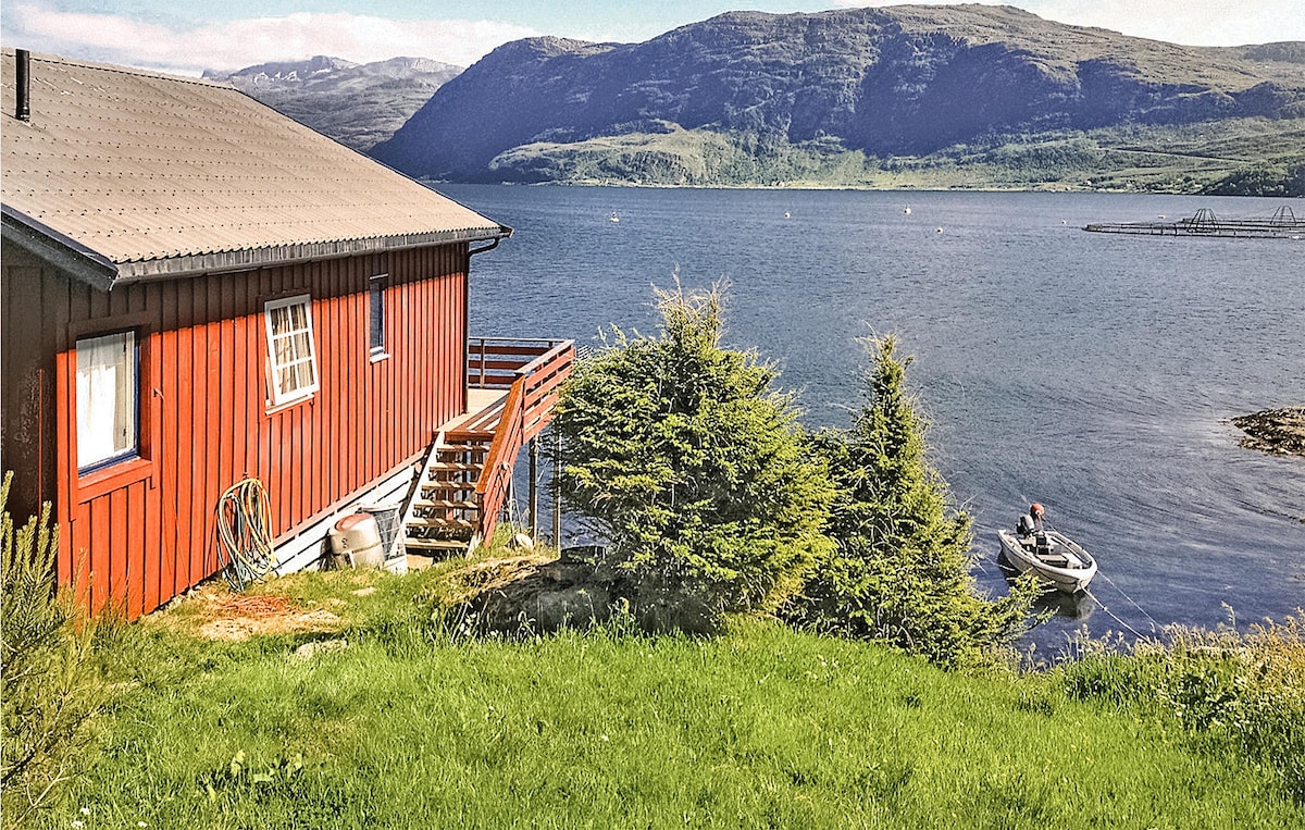 Stunning home in Måløy with 3 Bedrooms and WiFi