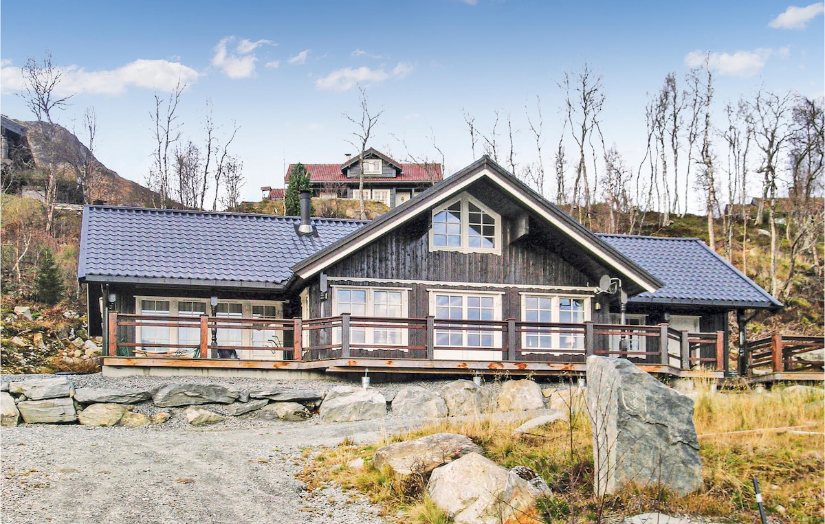 Lovely home in Straumgjerde with house sea view