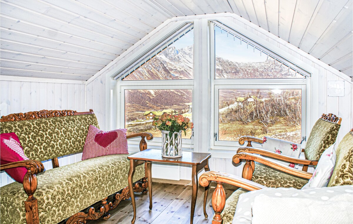 Awesome home in Stordal with WiFi