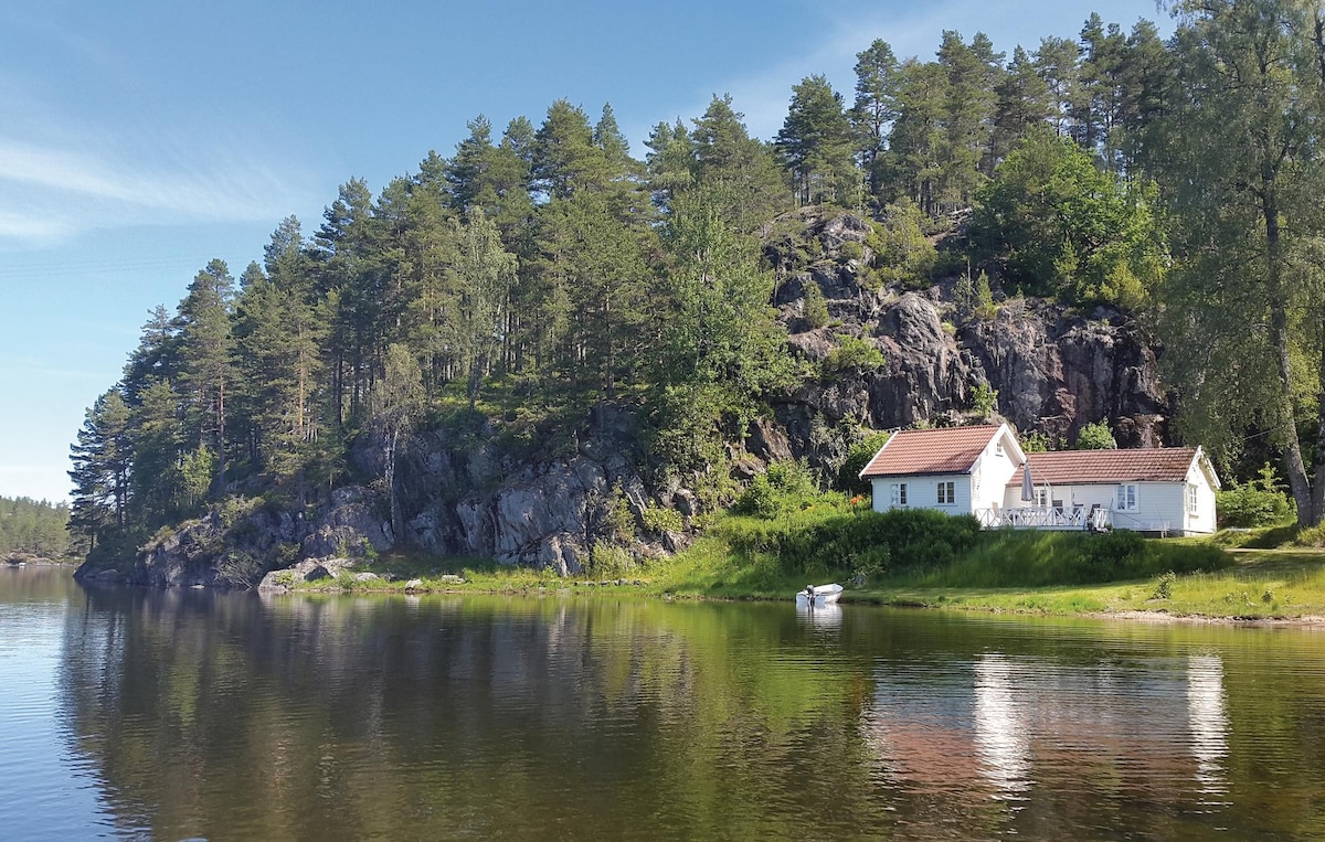 Stunning home in Hornnes with house sea view