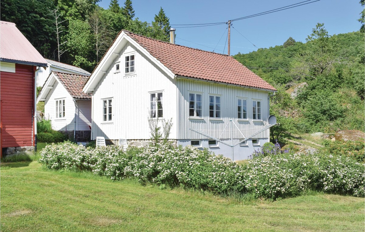 Awesome home in Farsund with lake view