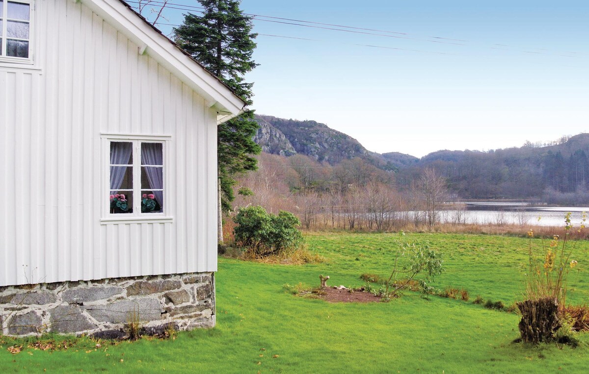 Awesome home in Farsund with lake view