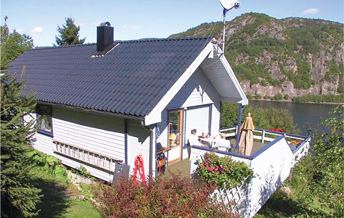 Cozy home in Lyngdal with kitchen