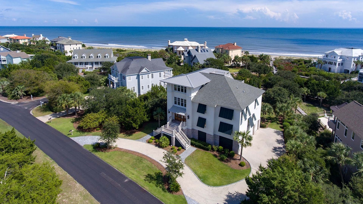 Exquisite Oceanfront Perfect for a Family Getaway