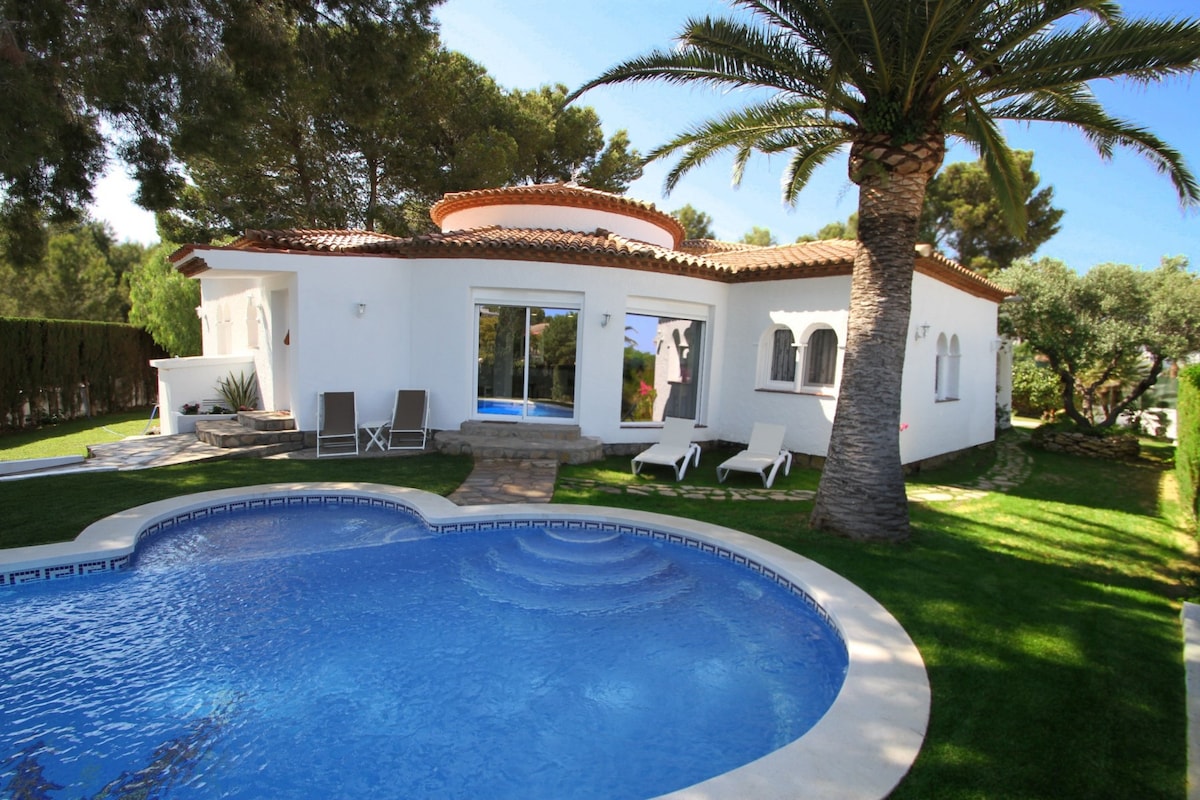 Camila别墅，带私人游泳池、花园和免费无线网络