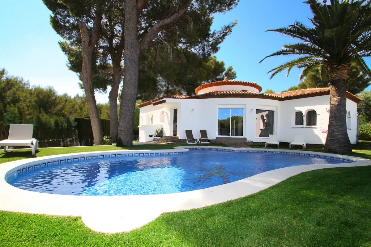 Camila别墅，带私人游泳池、花园和免费无线网络