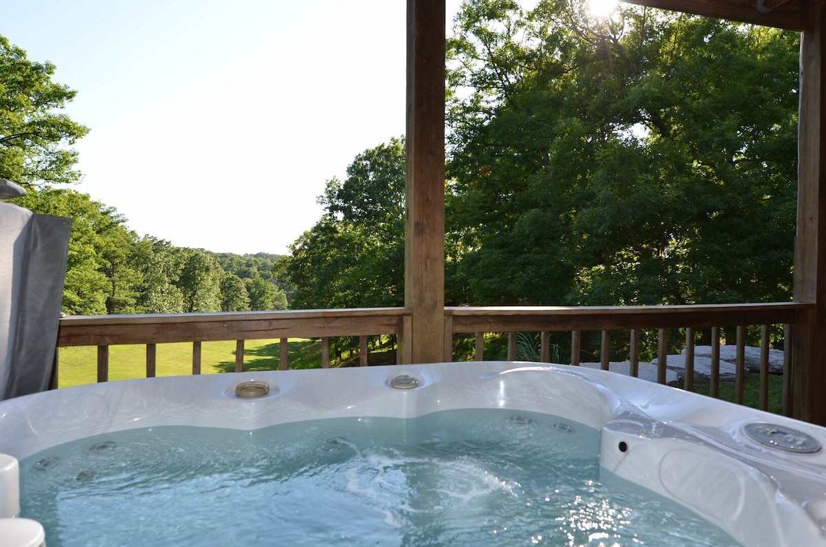 Best Views, Dog Friendly, Near Big Cedar! HotTub