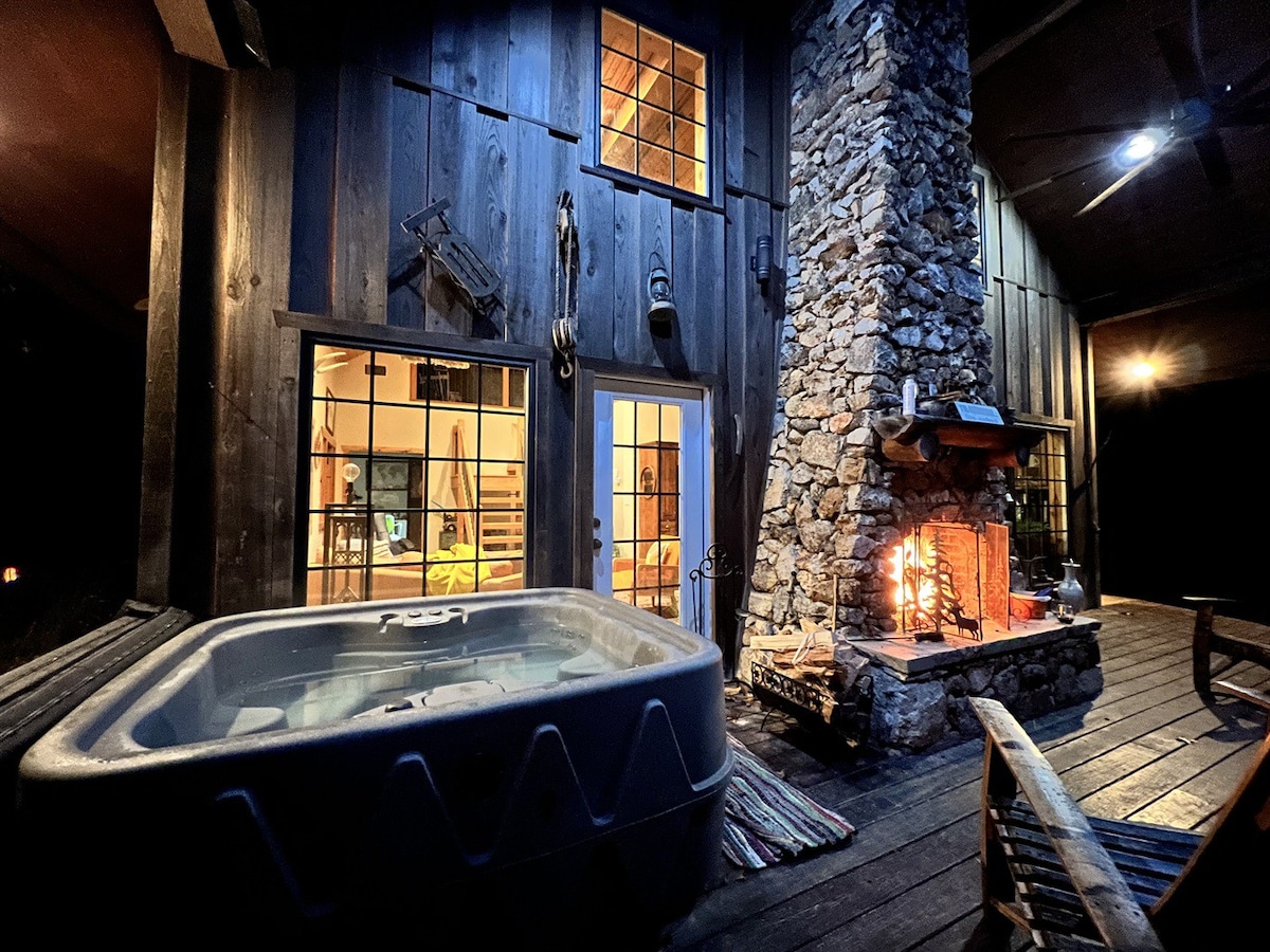 带热水浴缸的山顶小木屋，景色迷人-外套