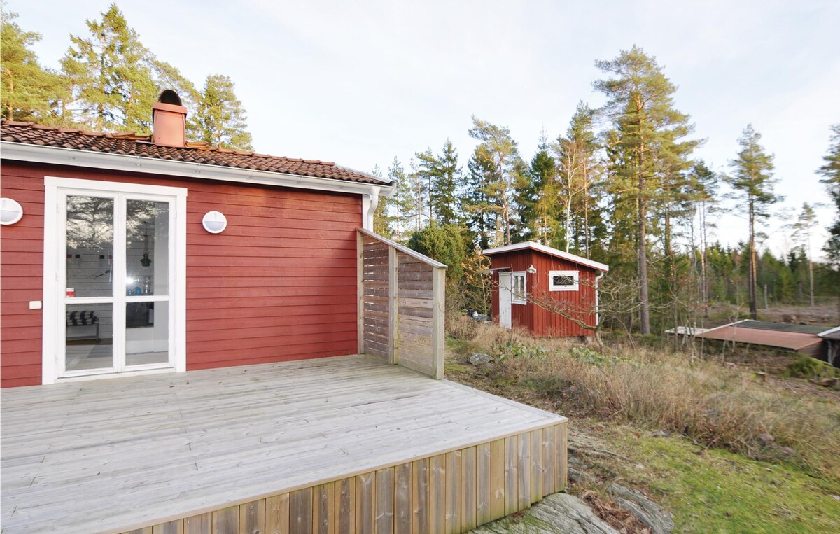Amazing home in Henån with kitchen