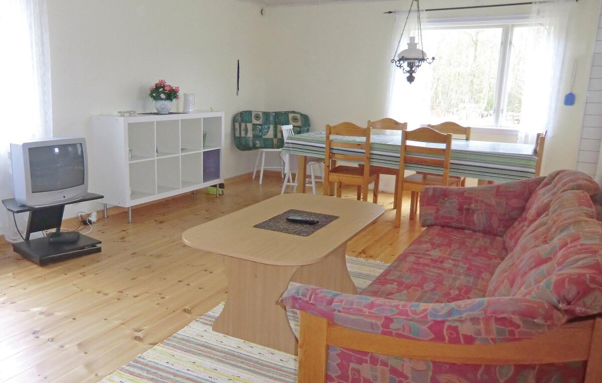 Stunning home in Löttorp with 2 Bedrooms