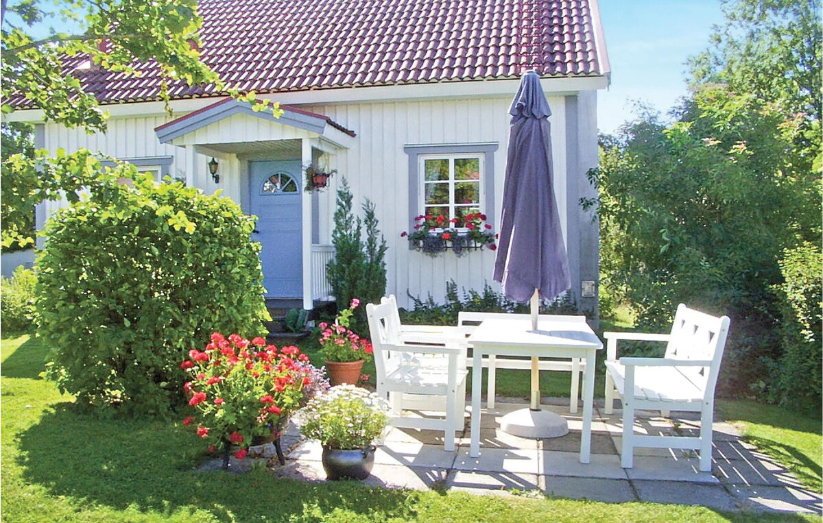 位于Eskilstuna的房源，设有1间卧室、桑拿房和无线网络