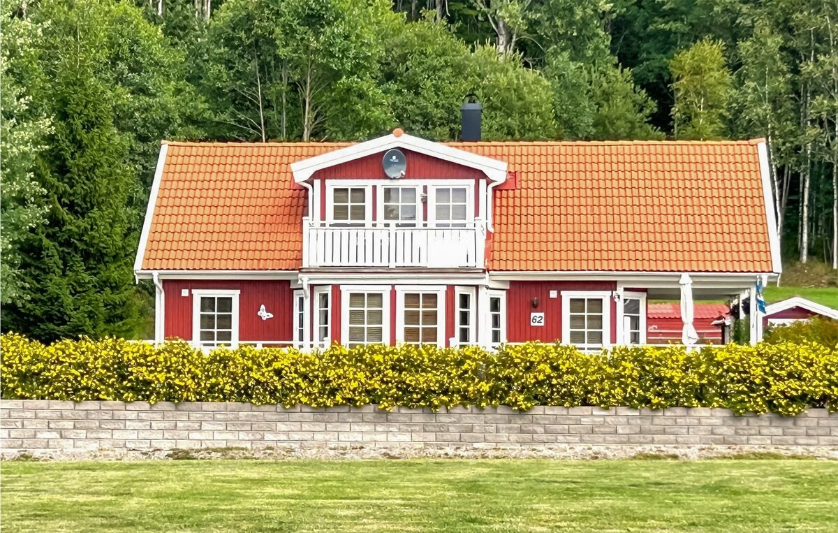 Home in Strömstad with 3 Bedrooms, Sauna and WiFi
