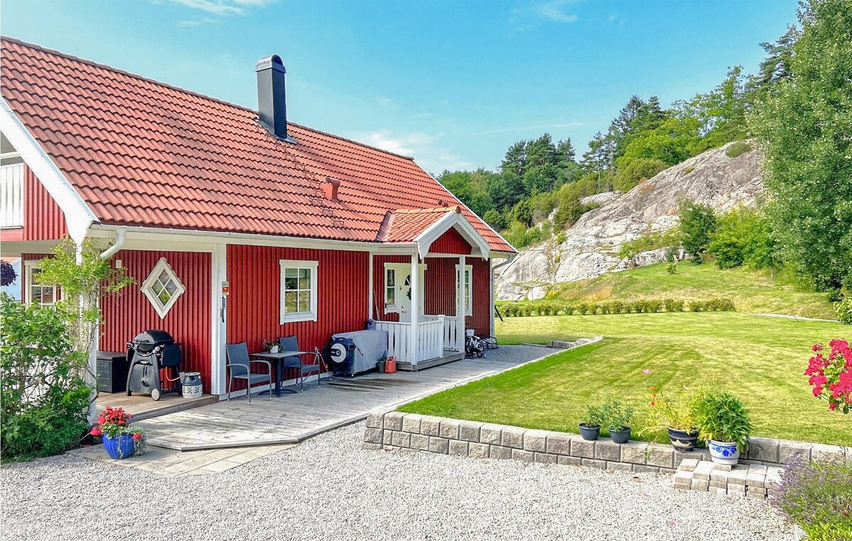 Home in Strömstad with 3 Bedrooms, Sauna and WiFi
