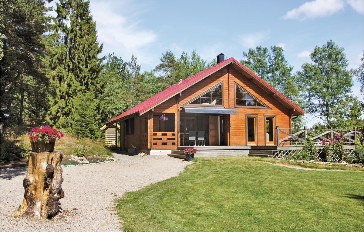 Beautiful home in Färgelanda with lake view