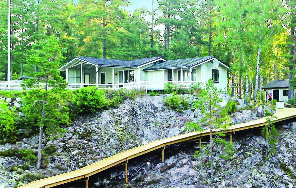 Awesome home in årjäng with house sea view