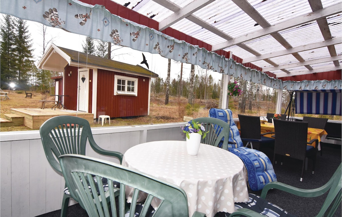 Cozy home in Hammarö with kitchen