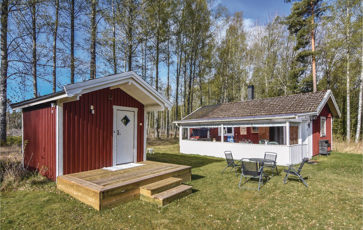 Cozy home in Hammarö with kitchen