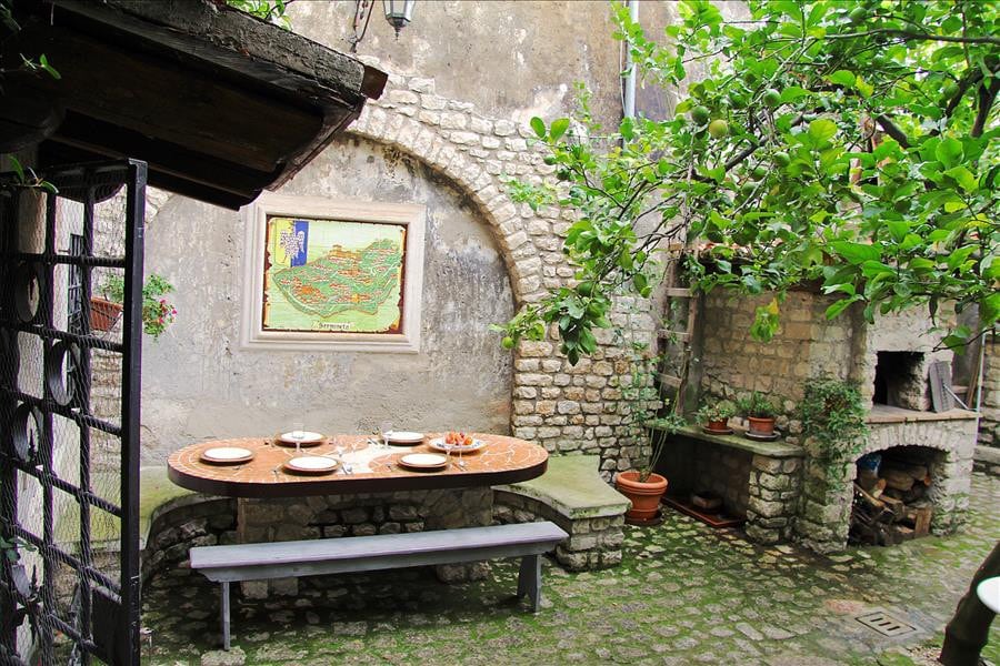 Sermoneta, Historic Stone Village House with Pool,