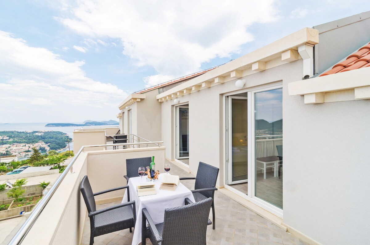 Dadić别墅公寓-带露台和海景观的舒适双卧室公寓