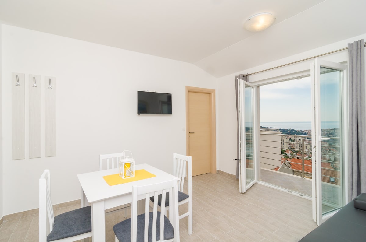 Dadić别墅公寓-带露台和海景观的舒适双卧室公寓